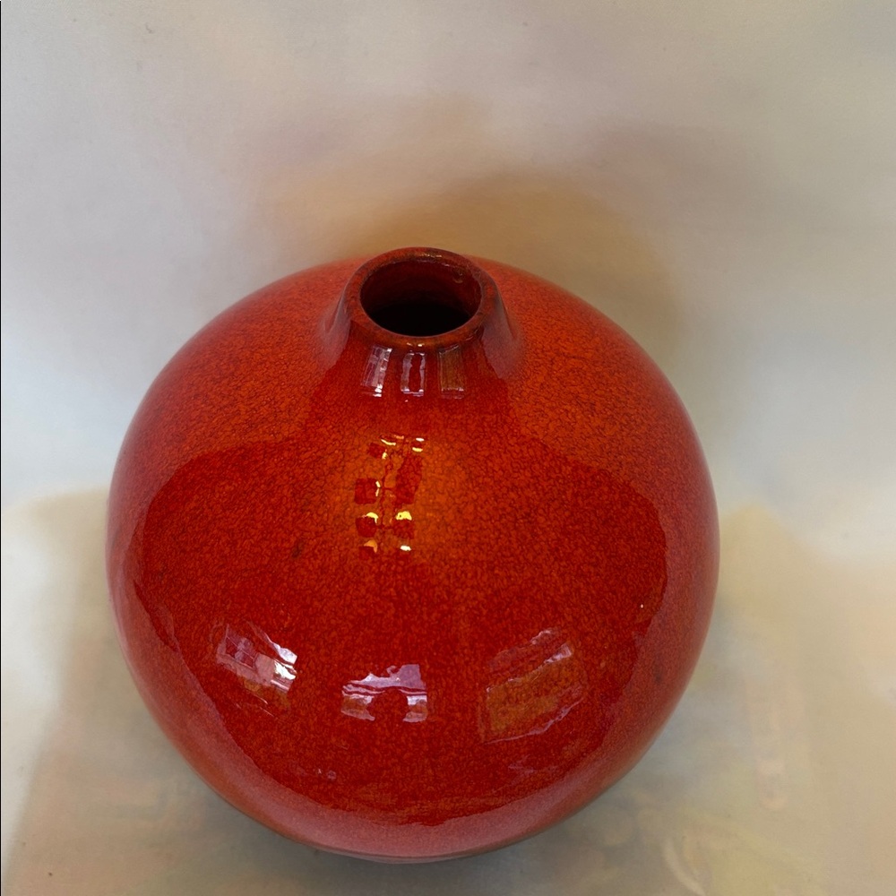 VINTAGE BEAUTIFUL CRATE & BARREL TWO TONE BUD VASE VIBRANT RED & BRONZE SPHERE - Picture 2 of 9